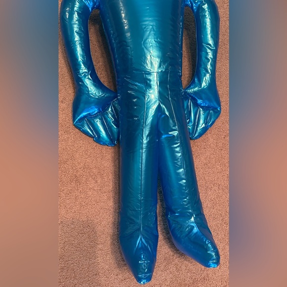 4.5 Ft Metallic Blue Inflatable Alien Toy Figure Blow Up Prop - 4.5 feet - Picture 4 of 11